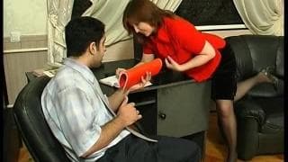 Esta secretaria está cada vez más caliente