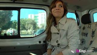 Esta puta cachonda folla en cualquier parte