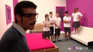 Una orgía entre estudiantes muy tímidos