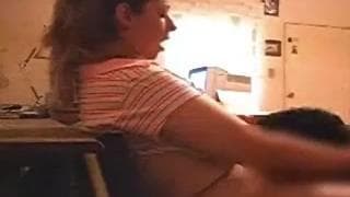 Una pareja calentándose con mucho sexo