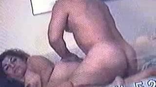 Una pareja en la cama haciendo lo que saben