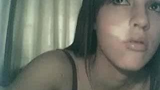 Esta morena sabrosa quiere tocarse el culo