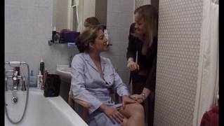 Esta mujer se envuelve en el sexo en trío