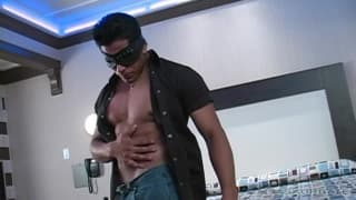 Strip tease y masturbación con un hombre muy sexy!