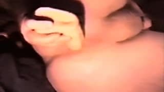 Un dildo para el culo de este gay pajero