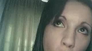 Esta morena no se deja de tocar el coño