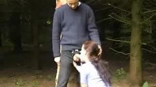 Una pareja con ganas de follar en el jardín