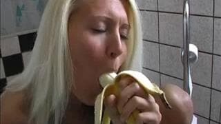 Ella se masturba con la ayuda de una banana