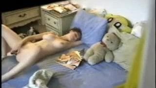 Espiando a una chica que se masturba en casa