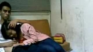 Esta morena quiere probar con este joven