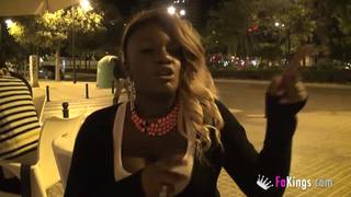 Juliette entrega sus tetas negras y su culo