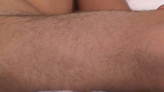 Mac disfruta tocándose el pene en la cama