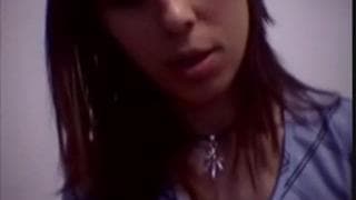 Una morena sexy se toca su cono en la cámara