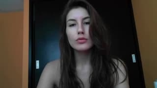 Esta chica se masturba y quiere mucho placer