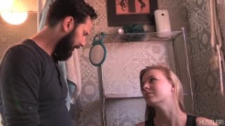 Esta rubia será follada en el baño de su casa