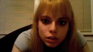 Esta rubia jovencita quiere semen en su cara