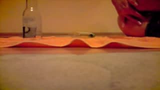 Esta nos enseña su manera de masturbarse