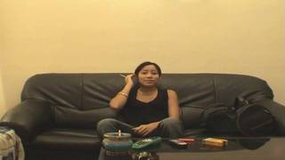 Asiática feliz follando en el sofá de su casa