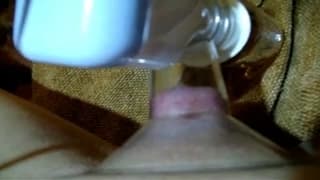 Una ventosa en el coño de esta perra