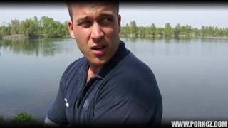 Lucie se excita mucho más cerca del lago