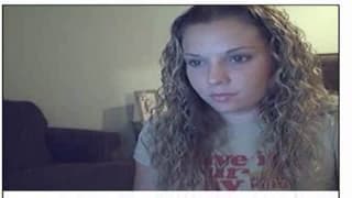 Esta rubia bella disfruta frente a la webcam