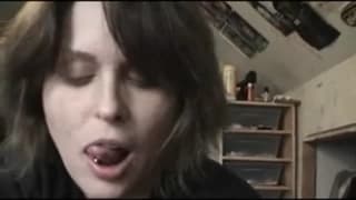 Ella se chupa este pene porque quiere leche