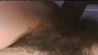 Una morena muy sexy con el coño muy peludo