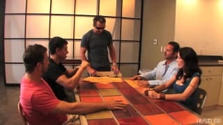 Victoria White está en el sofá del placer