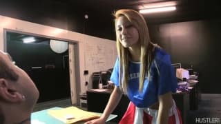 Sascha pone de rodillas a Marina Angel