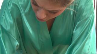 Lia Lor le da un buen masaje a Josh Rivers