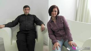 Una pareja follando en un cuarto de hotel