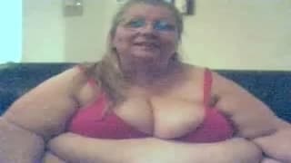 A esta vieja le encanta hacerse la paja !