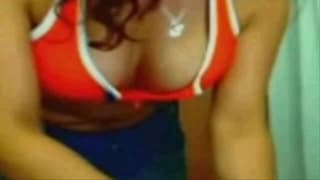 Una pelirroja tetona que se quiere masturbar