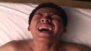 A este asiático le gusta que le hagan la paja