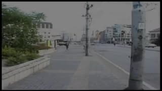 Esta rubia caliente se entrega en un bar