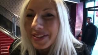 Una rubia atractiva que quiere un trío sexual