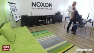 Lucie es una secretaria demasiado caliente