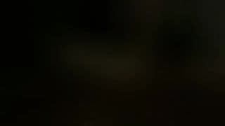 Ella chupa una polla con los ojos vendados