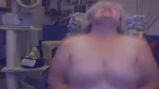 Esta abuela se excita sóla en la webcam