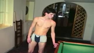 Un twink sólo en casa masturbándose y gozando