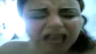 Una chica árabe con su maido grabándola