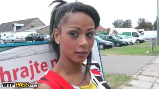 Issa no dejará de follar al aire libre.