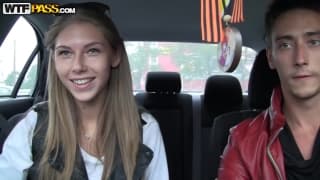 Una bella joven follada en el bosque