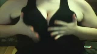 Una amateur tetona con piercings las tetas