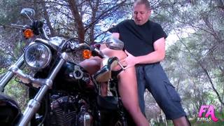 Jenny Hard en una escena sexual bajo el sol