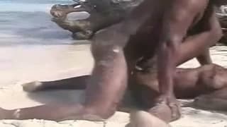 Una negra con su negro cogiendo en la playa