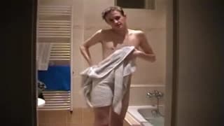 A ste chico le encanta hacerse la paja solo