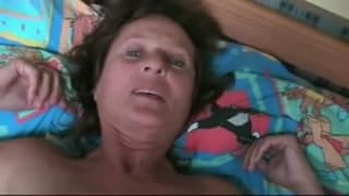 Una mujer madura en una sesión muy caliente