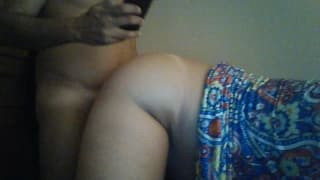 Ella levanta el trasero para que él goce