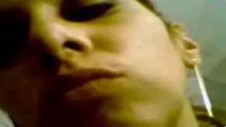 Caricias sabrosas para esta amateur en cámara